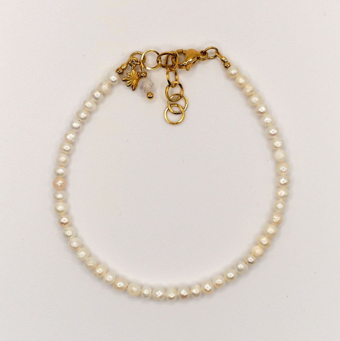 Armband Marie - Kleine Süßwasserperlen - Edelstahl - Weiß